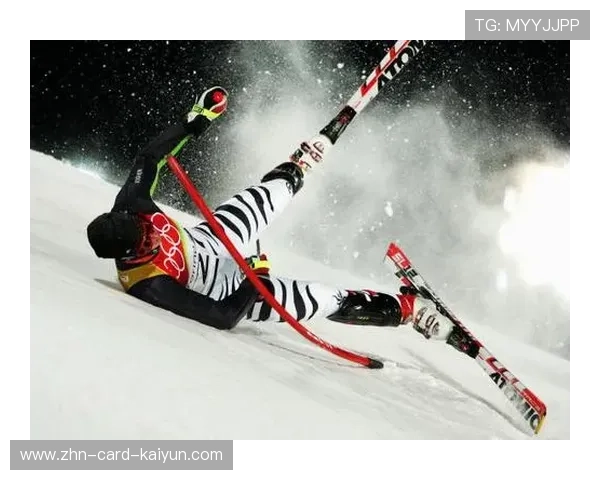 滑雪赛失控摔飞几十米！现场惊呼连连